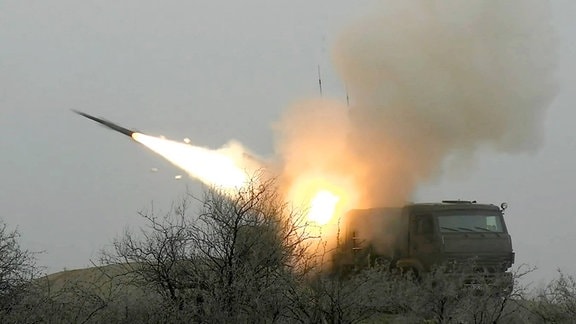 Panzir-S1 Flugabwehrsystem feuert Luftabwehrrakete.