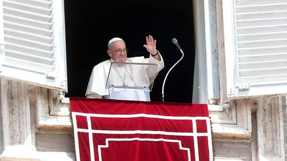 Papst Franziskus spricht das Angelus-Mittagsgebet auf dem Petersplatz.