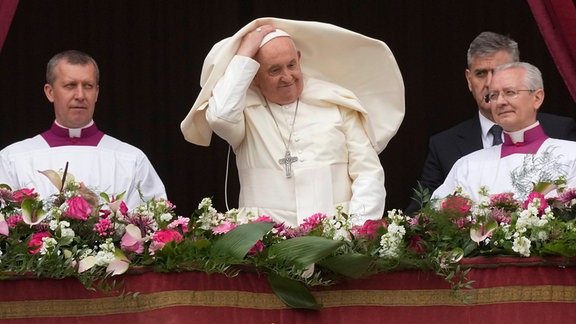 Papst Franziskus lächelt am Ostersonntag von der zentralen Loge des Petersdoms vor dem Segen "Urbi et Orbi" .