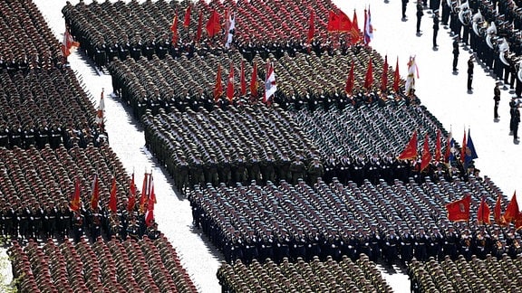 Militärparade in Moskau - Soldatenhundertschaften in Aufstellung