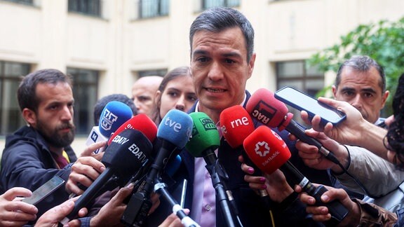 Spaniens Ministerpräsident Pedro Sanchez von der Sozialistischen Arbeiterpartei (PSOE), spricht zu den Medien nachdem er seinen Stimmzettel für die Regional- und Kommunalwahlen im Colegio de Nuestra Señora del Buen Consejo Wahllokal abgegeben hat.