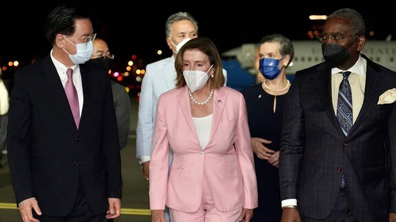 Nancy Pelosi trifft mit ihrem Stab in Taiwan ein.