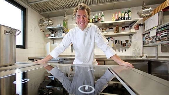 Der Leipziger Küchenchef Peter Maria Schnurr steht im Restaurant «Falco» in Leipzig.