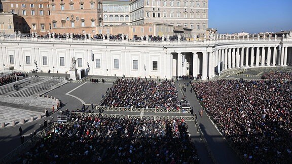 Zehntausende Gläubige verfolgen Weihnachtsbotschaft von Papst Franziskus auf Petersplatz in Rom 
