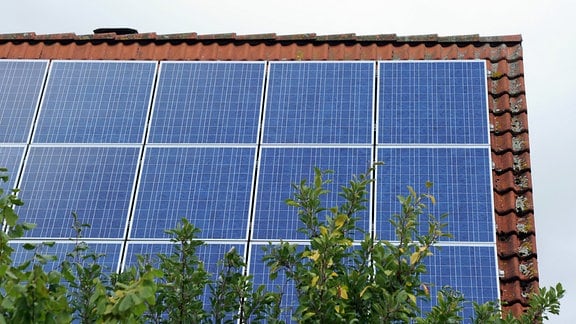 Ein Dach ist 2011 in der Region Hannover mit Photovoltaik-Modulen bestückt.