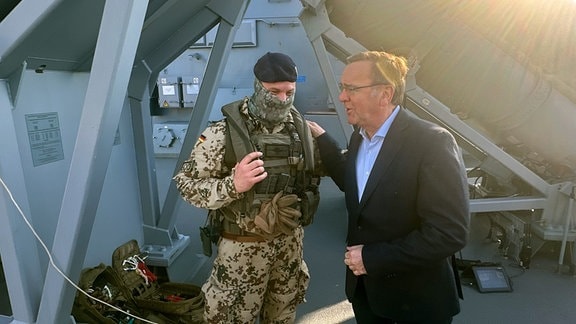 Boris Pistorius (SPD), Bundesminister der Verteidigung, spricht an Bord der Fregatte "Hessen" im Souda Bay, Kreta, mit einem Besatzungsmitglied.