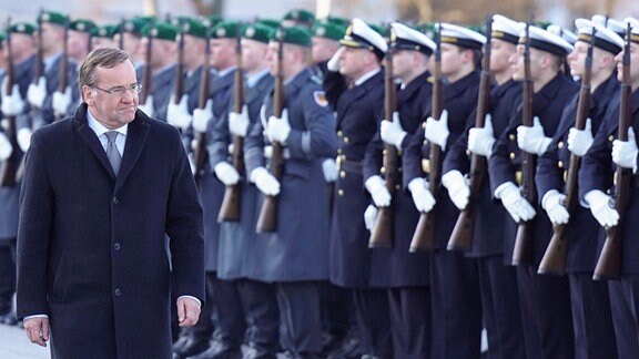 Verteidigungsminister Pistorius wird im Bendlerblock mit militärischen Ehren empfangen.