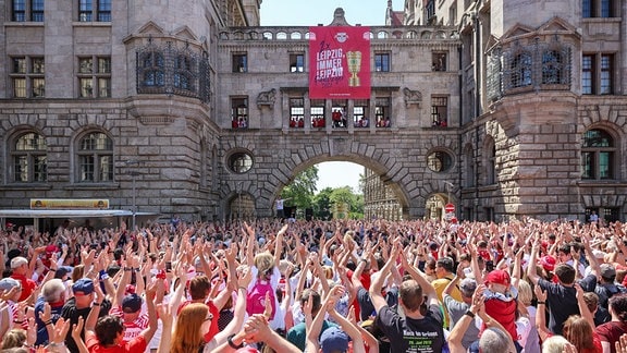 Tausende Leipziger Fans feiern ihre Mannschaft auf dem Burgplatz vor dem Neuen Rathaus.