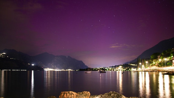 Polarlichter funkeln sogar über dem Gardasee in Italien.