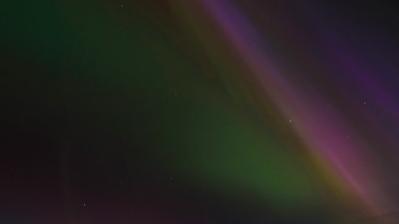 Nordlichter (Aurora Borealis) färben den Nachthimmel. 