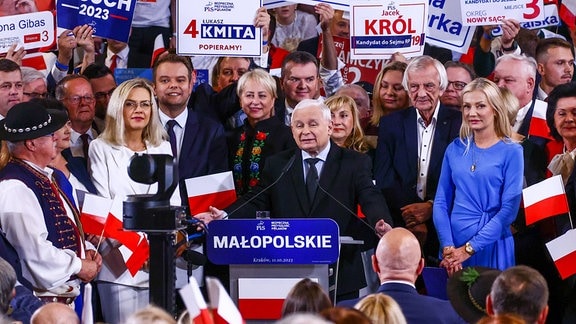 Aroslaw Kaczynski, Vorsitzender der Regierungspartei „Recht und Gerechtigkeit“ (PiS), hält eine Rede während einer Abschlussveranstaltung des Wahlkampfs in Krakau