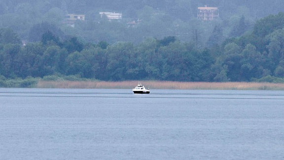 Polizeiboot sucht auf Lago Maggiore nach überlebenden.