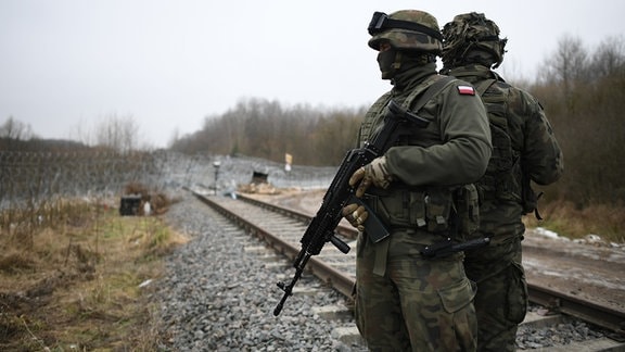 Polnische Soldaten patrouillieren an der polnisch-belarussischen Grenze. 