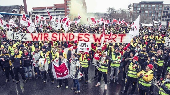 Streik bei der Deutschen Post. Kundgebung auf der Schillingbrücke vor der Ver.di-Bundesverwaltung. Plakat: 15 % Wir sind es wert.