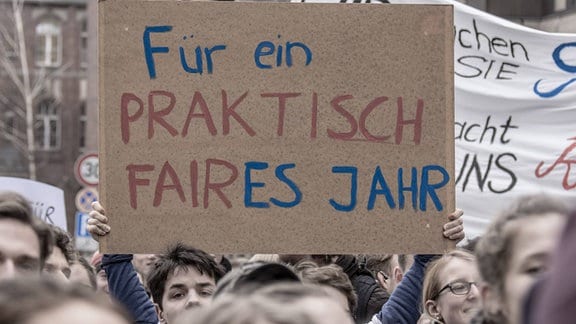 Medizinstudenten der Charité und anderer Einrichtungen protestierten heute deutschlandweit für bessere Bedingungen beim Praktischen Jahr (PJ) für angehende Ärztinnen und Ärzte