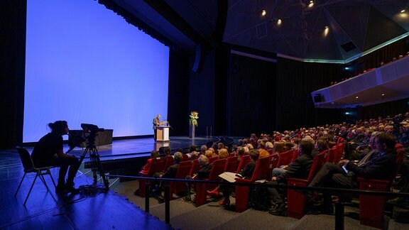 Lutz Seiler, Georg-Büchner-Preis-Träger 2023, steht im Staatstheater auf der Bühne. Der Georg-Büchner-Preis wird jährlich von der Deutschen Akademie für Sprache und Dichtung verliehen und ist mit 50.000 Euro dotiert. Der Büchner-Preis gilt als die wichtigste literarische Auszeichnung in Deutschland.