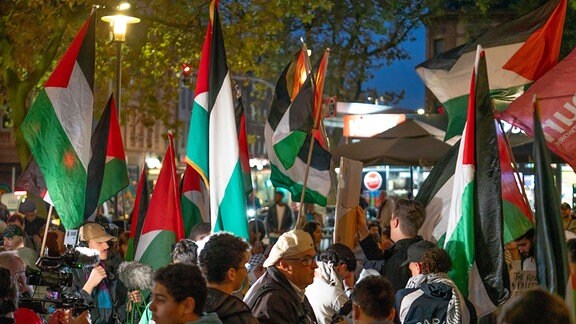 Demonstration von Pro-palästinensische Aktivisten in Duisburg-Hochfeld