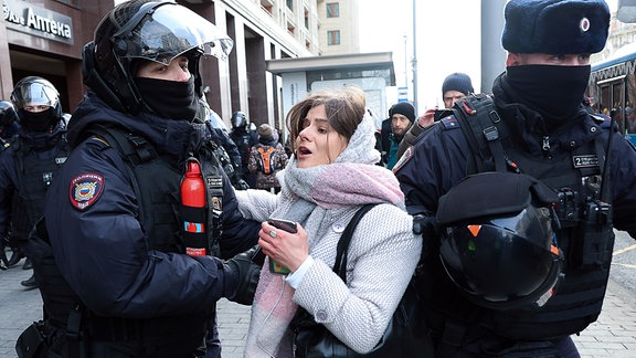 Polizei verhaftet Anti-Kriegs-Demonstranten in Moskau, März 2022