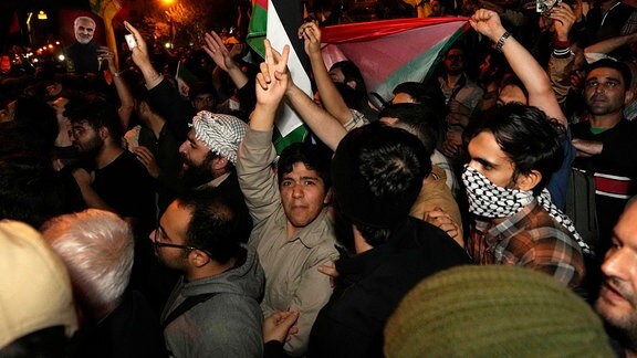 Demonstranten skandieren Slogans während einer Anti-Israel-Demonstration vor der britischen Botschaft in Teheran, Iran
