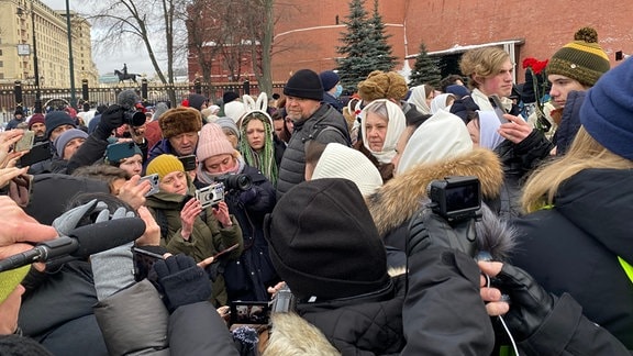 Frauen der für den Krieg gegen die Ukraine mobilisierten Russen bei einer friedlichen Protestaktion an der Kremlmauer. 
