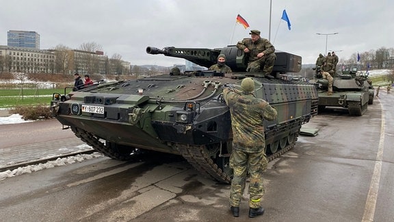 Deutsche Soldaten am Schützenpanzer Puma vor der Militärparade.