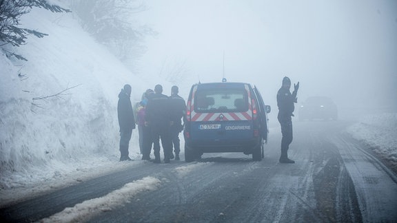 Die Gendarmerie stoppt Geflüchtete auf Bergpass kurz hinter französischer Grenze und führt einen so genannten PushBack durch, fährt diese also wieder nach Italien.