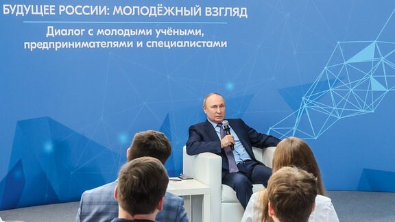 Putin im Gespräch mit Jungunternehmern beim Petersburger Wirtschaftsforum