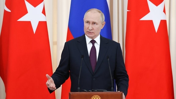  Vladimir Putin auf einer Pressekonferenz