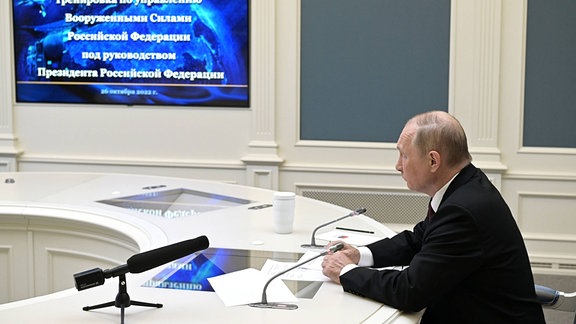 Der russische Präsident Wladimir Putin nimmt an einem Training zum Testen der strategischen Abschreckungskräfte per Videoverbindung in Moskau teil.