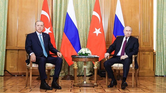 Russlands Präsident Vladimir Putin (R) und der türkische Präsident Recep Tayyip Erdogan