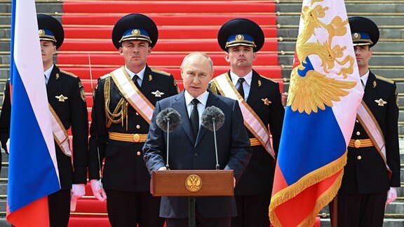 Russlands Präsident Wladimir Putin spricht auf dem Kathedralenplatz des Moskauer Kremls zu Mitarbeitern des russischen Verteidigungsministeriums, des russischen Föderalen Sicherheitsdienstes (FSB), der russischen Nationalgarde, des russischen Innenministeriums und des russischen Föderalen Schutzdienstes, die an der Anti-Terror-Operation vom 24. Juni teilgenommen haben