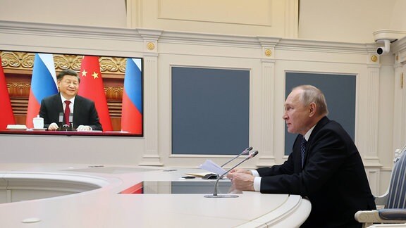 Der russische Präsident Wladimir Putin trifft sich per Videokonferenz mit dem chinesischen Präsidenten Xi Jinping im Kreml in Moskau