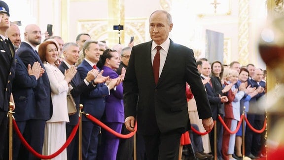 Der russische Präsident Wladimir Putin geht vor seiner Amtseinführungszeremonie im Kreml.
