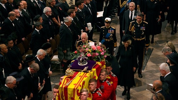 König Charles III., Camilla, Queen Consort und andere Mitglieder der königlichen Familie folgen dem Sarg von Königin Elizabeth II., als er vor ihrem Staatsbegräbnis am Montag, den 19. September 2022 in London in die Westminster Abbey getragen wird.