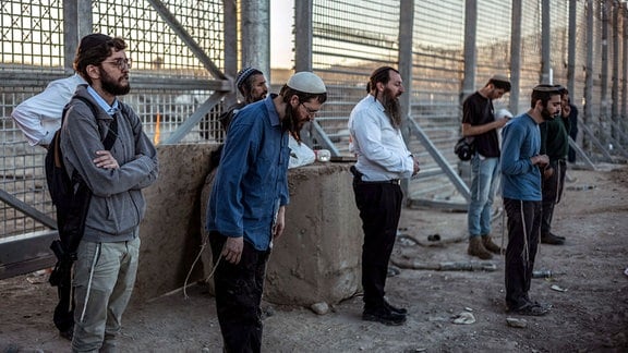 Israelische rechtsgerichtete Siedler stehen am Grenzzaun und beten während ihres Versuchs, in den Gazastreifen einzudringen, um eine Siedlung zu errichten.