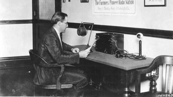 Frank Mullen am Mikrofon der Radiostation KDKA