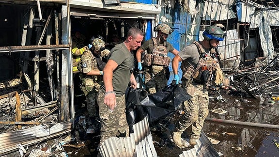 Soldaten und Rettungskräfte auf einen Markt in der Region Donezk
