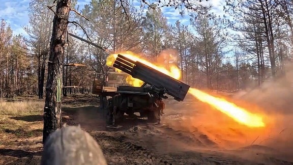 Ein russischer BM-21 Raketenwerfer beim Abschuss einer Raakete