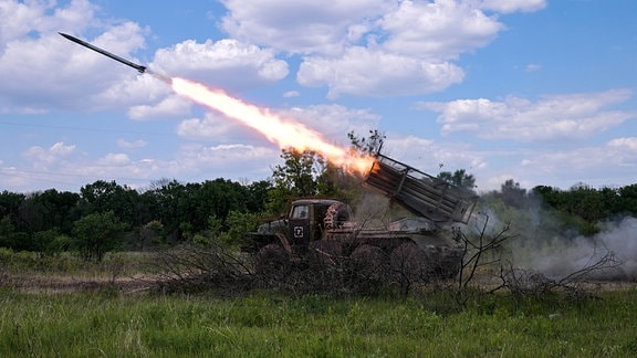 Mehrfachraketenwerfer BM-21 Grad der russischen Streitkräfte am Frontabschnitt Sewersk