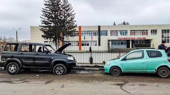 Beschädigte Autos nach einem ukrainischen Angriff vor einer Schule in Rasumnoje im Gebiet Belgorod.