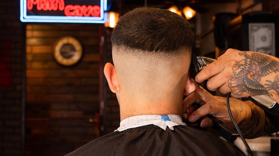 Hautpilz-Ausbreitung in Barbershops: “Nicht alle über einen Kamm scheren” | MDR.DE