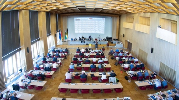 Blick von oben in eine Stadtratssitzung im Dresdener Rathaus