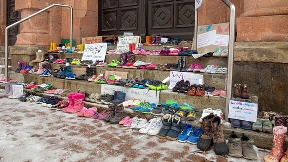 Nahezu in jeder Kommune stehen verlassene Schuhe vor den Rathäusern. Dazu wurden zahlreiche Plakate angebracht. 