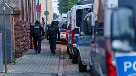 In der Stationsstraße sind Polizeikräfte im Einsatz im Zusammenhang mit einer Razzia wegen Schleuserkriminalität.