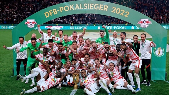Team RB Leipzig bei der Siegerehrung mit DFB Pokal