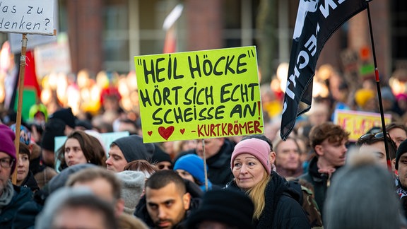 »Heil Höcke« hört sich echt scheiße an! - Kurt Krömer» steht auf einem Plakat bei der Demonstration gegen Rechtsextremismus.