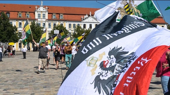 Reichsbürger demonstrieren mit ihrer Flagge