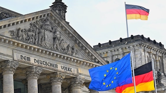 Reichstag mit Flagge 