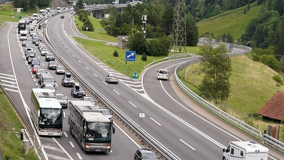 Reisebus auf Pannenstreifen, im Stau vor dem Gotthardtunnel