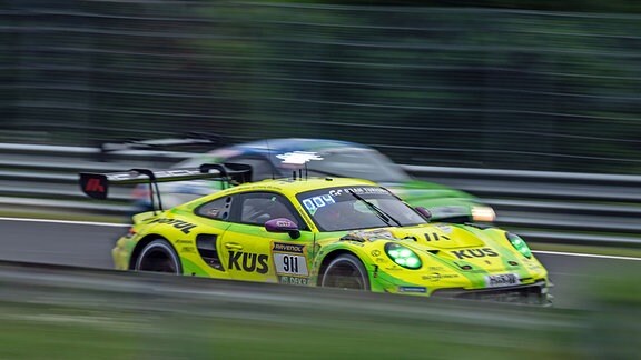 Der Porsche 911 GT3 R (992) vom Team Manthey EMA mit den Fahrern Laurens Vanthoor, Thomas Preining, Kevin Estre und Ayhancan Güven fährt beim 24h Rennen auf der Nordschleife des Nürburgrings.